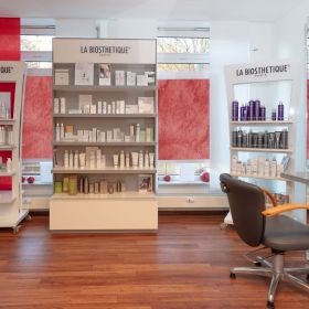 La Biosthetique Produktdisplays im Salon Wolfram